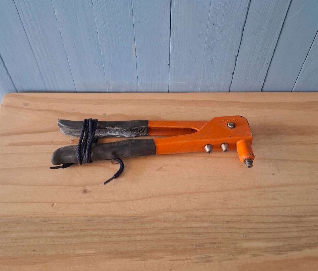 Fascor hand riveter