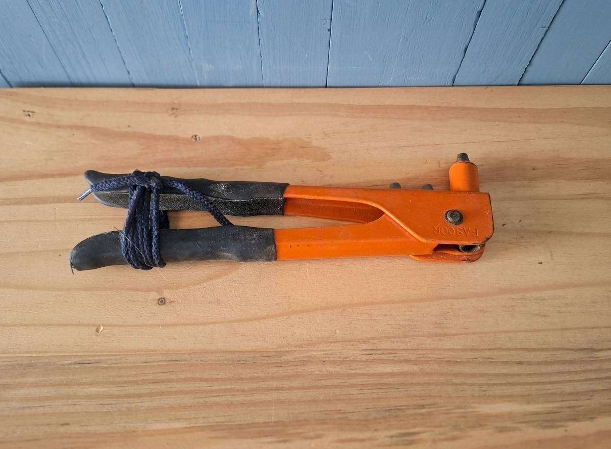 Fascor hand riveter