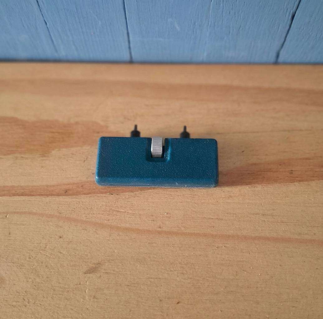 Watch case opener tool