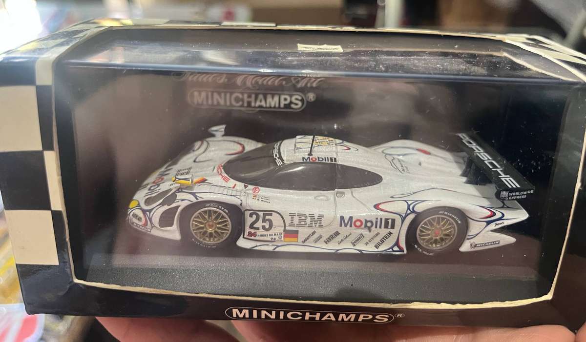 Minichamps Porsche Lemans.  1999.  1/43