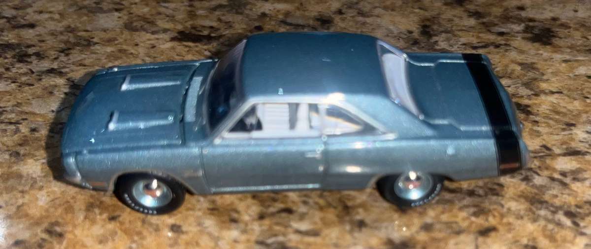 Auto world 1/64 loose. Valiant /dodge