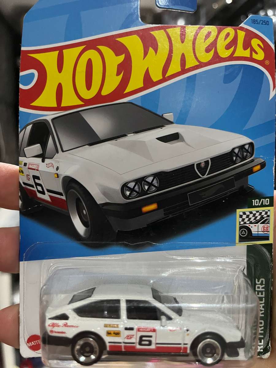 Hot wheels Alfa Romeo GTV. White. Long card