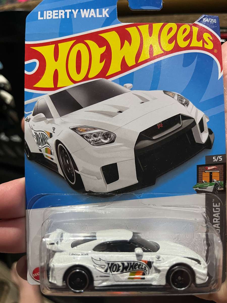 Hot wheels Nissan GT white. Long card import