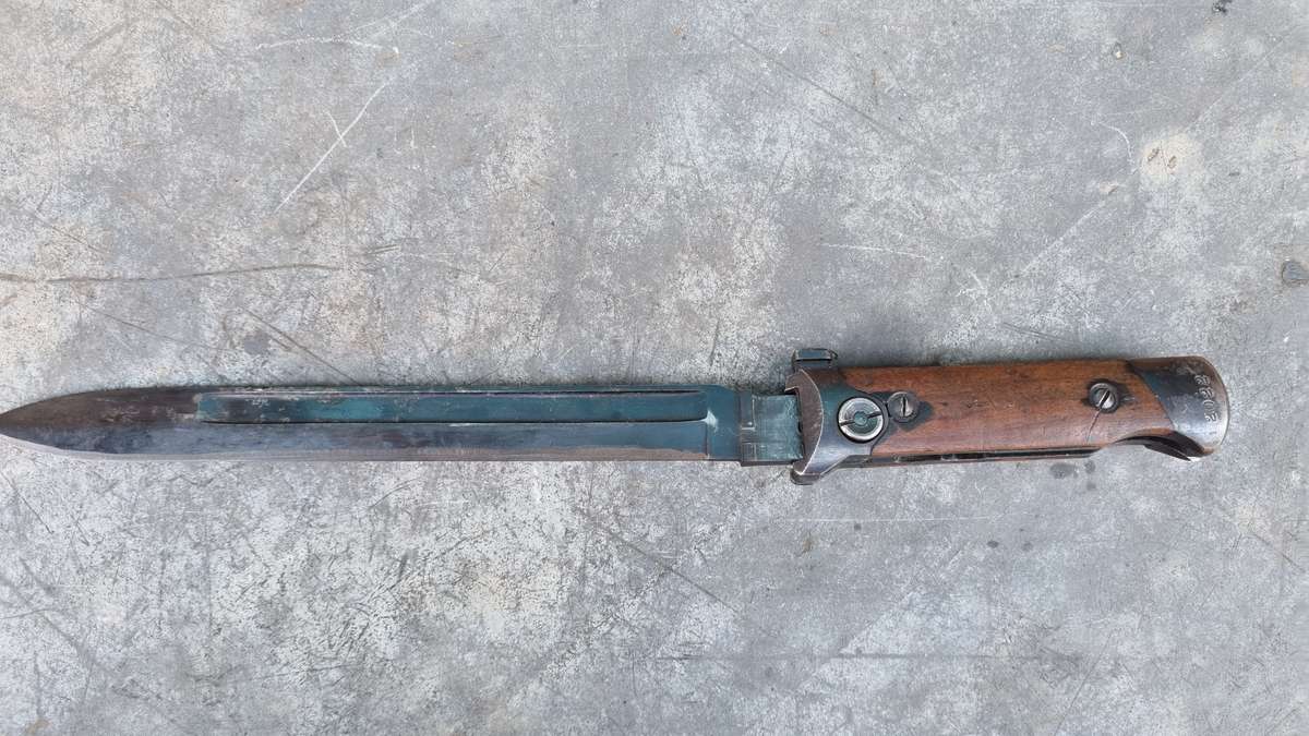 ITALIAN WW2 FOLDING BAYONET