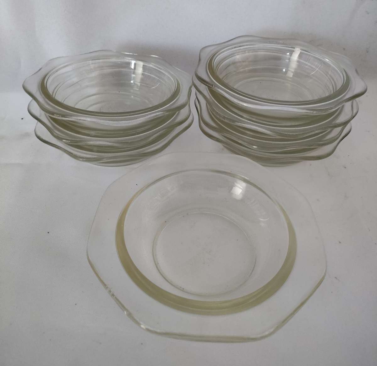 7 Pyrex Dessert bowls plus larger Pyrex bowl: No damage Diameter 150mm of dessert bowls