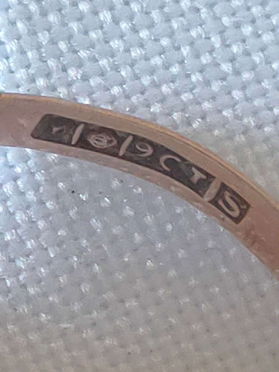 9 Carat Gold ring: Excellent condition: 3 g: Starting price less than spot price of gold!!!