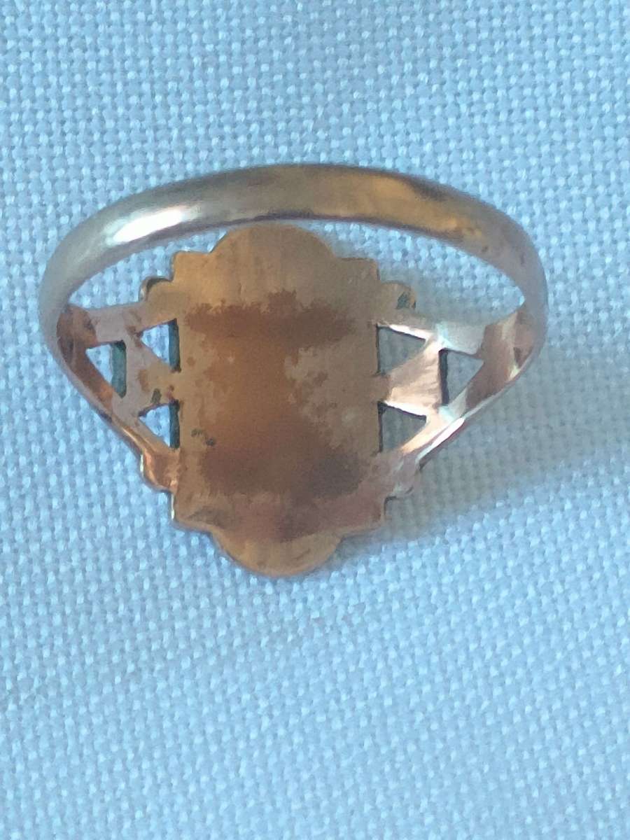 9 Carat Gold ring: Excellent condition: 3 g: Starting price less than spot price of gold!!!