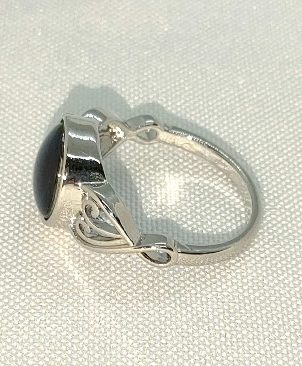 Gorgeous design: New Lab created Moonstone Mood ring: Size US7 (Note spontaneous colour changes
