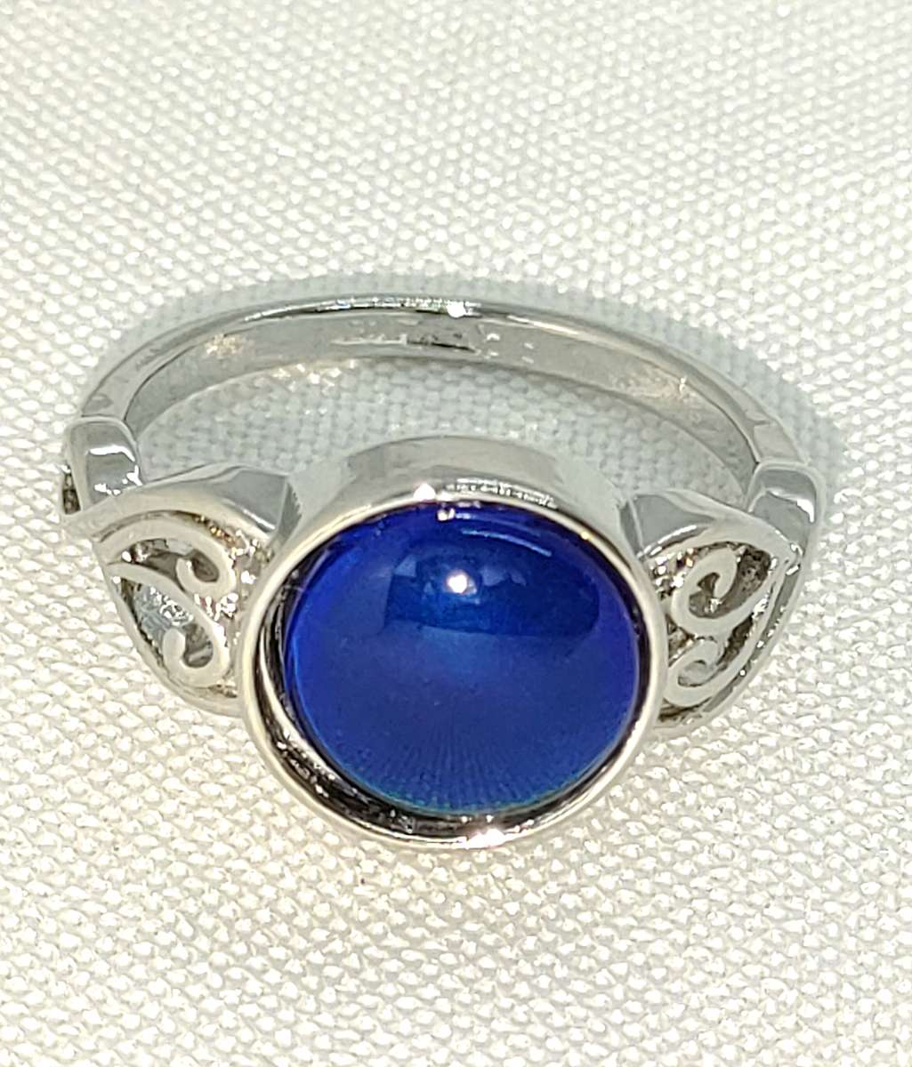 Gorgeous design: New Lab created Moonstone Mood ring: Size US7 (Note spontaneous colour changes