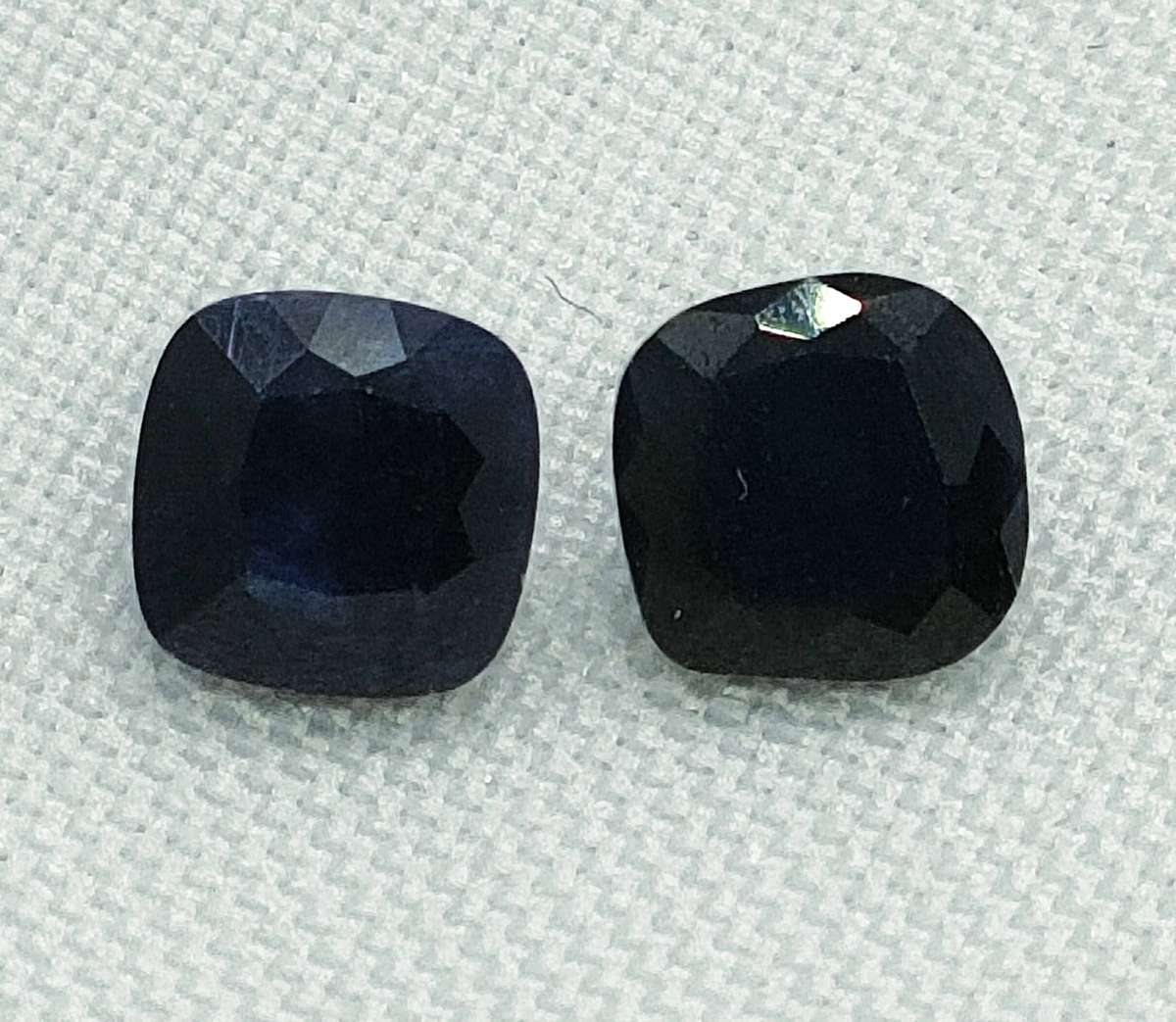 Natural Midnight Blue Sapphire - 4x4 mm - cushion cut - certification optional - 10 of 17 gemstones