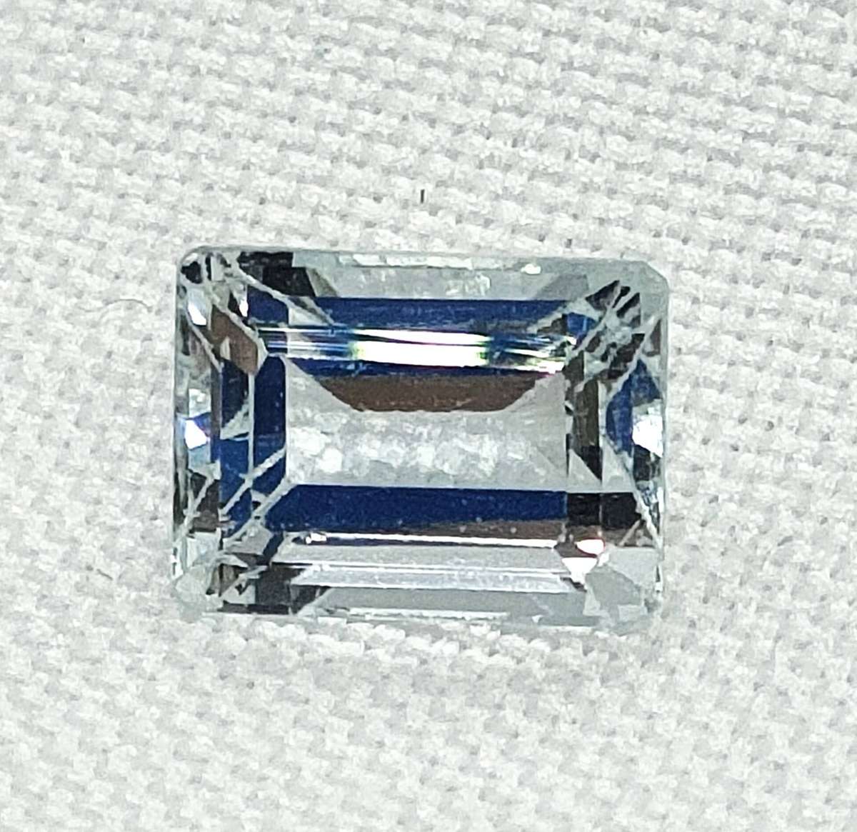 Natural white Topaz in natural light - 6.9 mm - certification optional - 5 of 17 gemstones