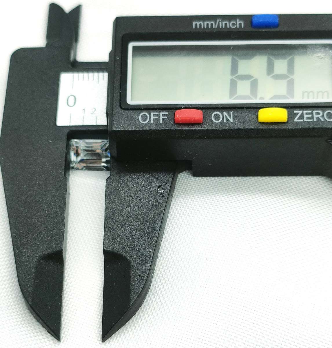 Natural white Topaz in natural light - 6.9 mm - certification optional - 5 of 17 gemstones