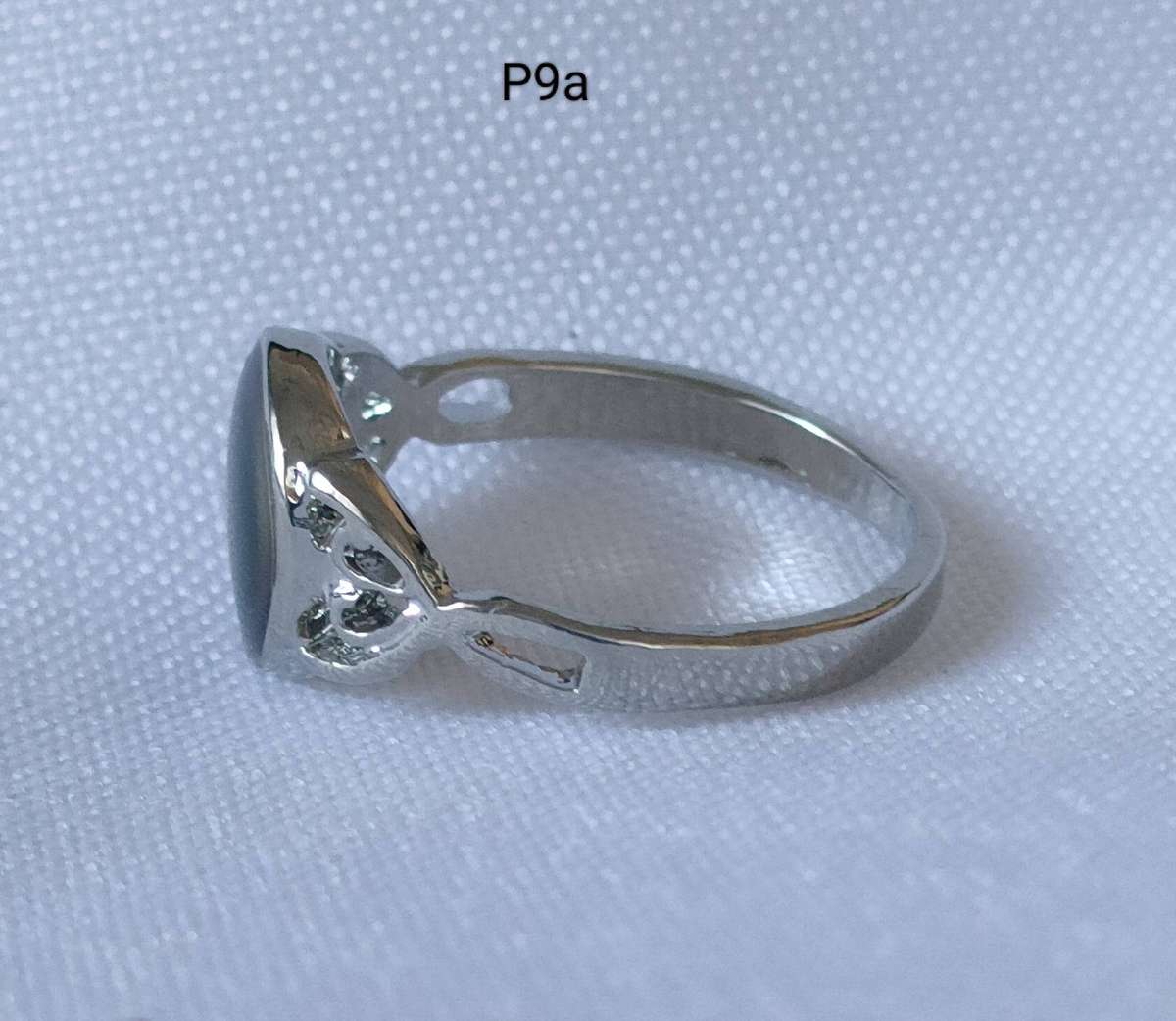 Dress ring - lab-created mood ring - size US 7 -large main stone - changes colour spontaneously