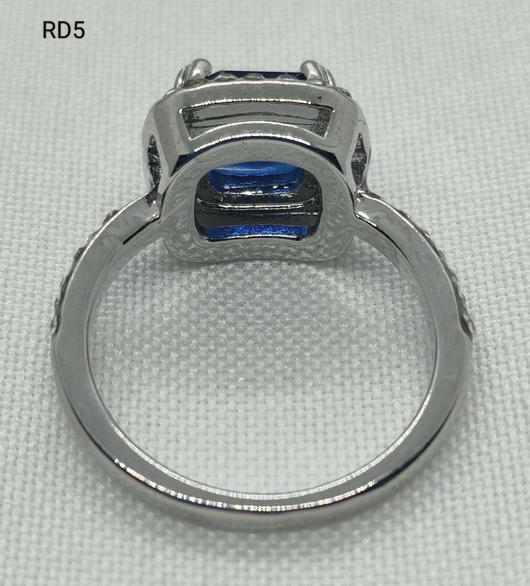 Dress ring - lab-created Sapphire stone - size US 8 - gorgeous ring -large main stone