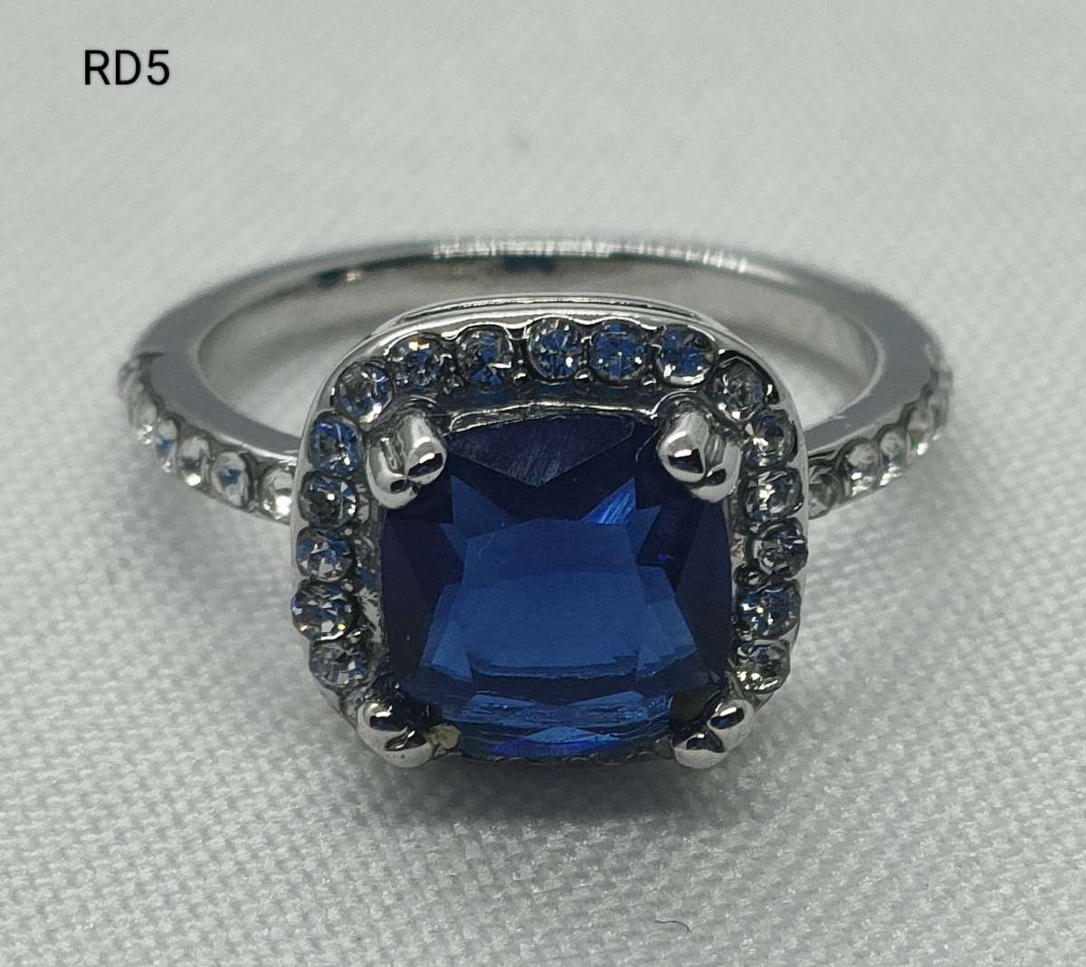 Dress ring - lab-created Sapphire stone - size US 8 - gorgeous ring -large main stone