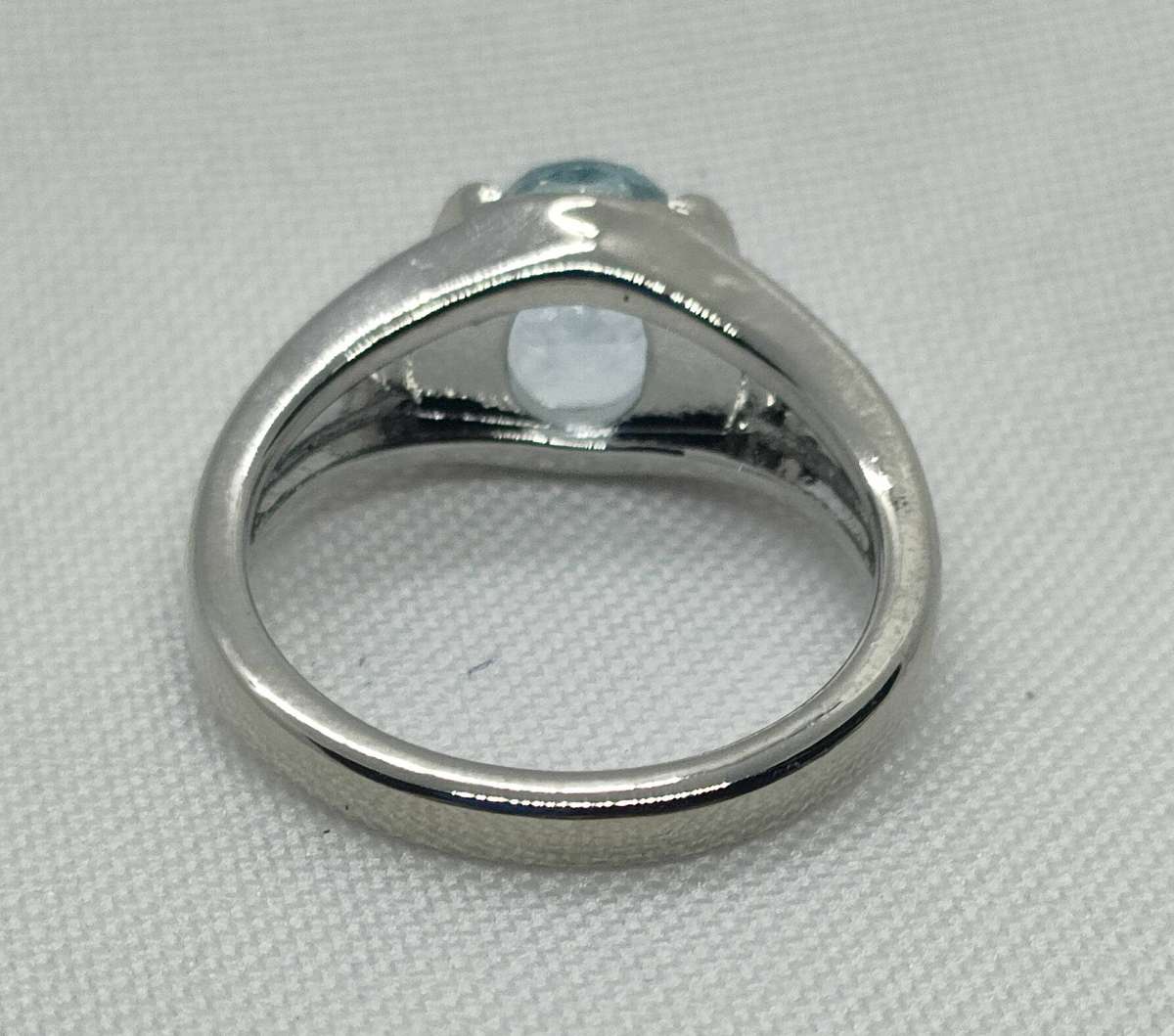 Lovely ring with blue and white gemstones - Size US7