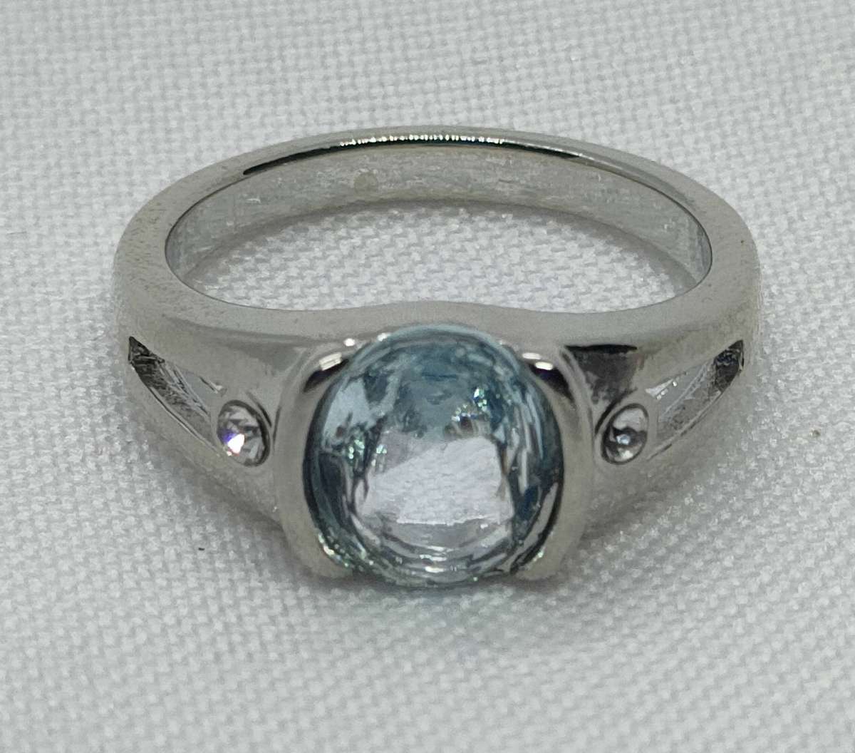 Lovely ring with blue and white gemstones - Size US7