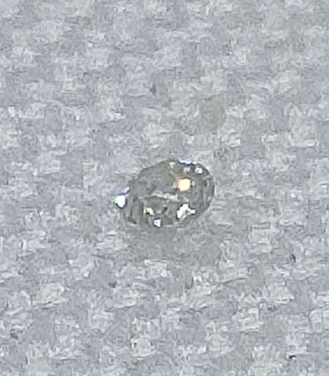 Real diamonds - 1.2 mm- 0.01 ct - images magnified -good colour and VVS clarity- bid per item