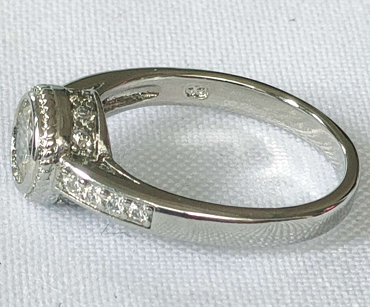 Engagement ring - simulated diamond - 1ct - 6mm diameter - size US 7