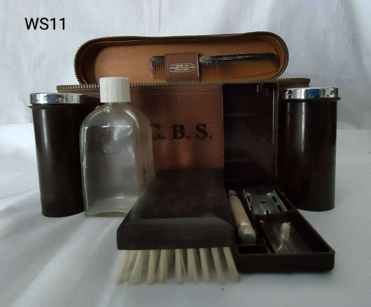 Vintage CBS Men's leather cased travelling grooming set in excellent condition- 230 x125 mm