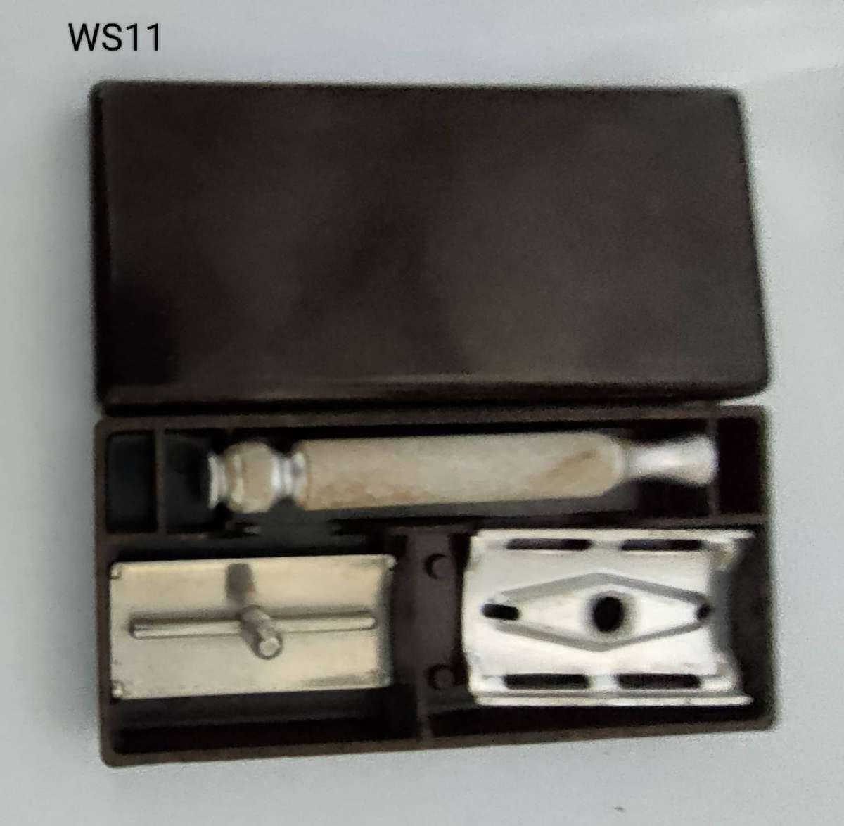 Vintage CBS Men's leather cased travelling grooming set in excellent condition- 230 x125 mm