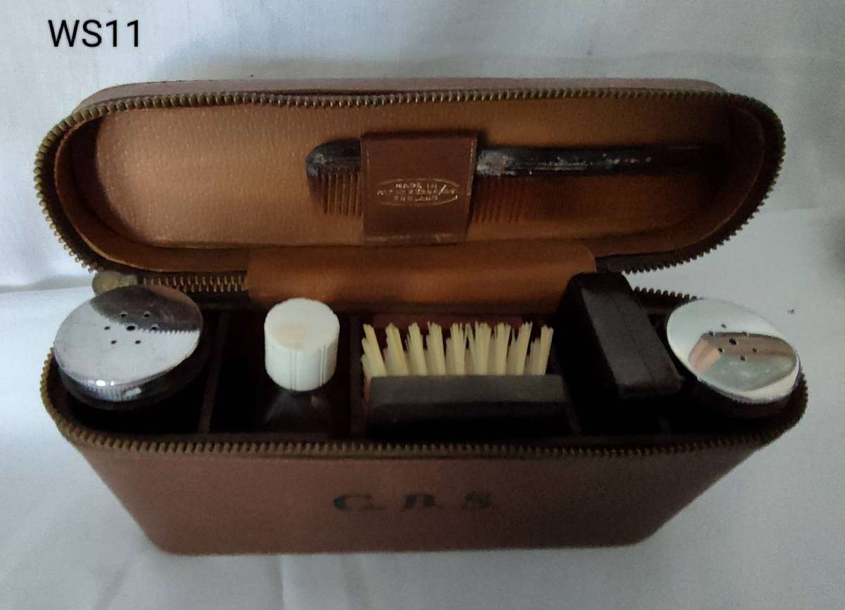 Vintage CBS Men's leather cased travelling grooming set in excellent condition- 230 x125 mm