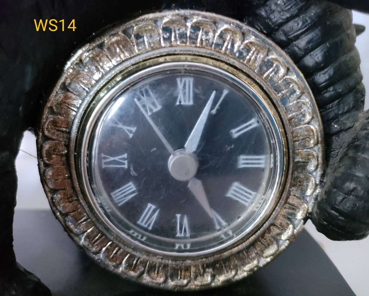 Vintage clock in an Elephant cast iron cut-out pattern on a solid metal stand-265x205mm