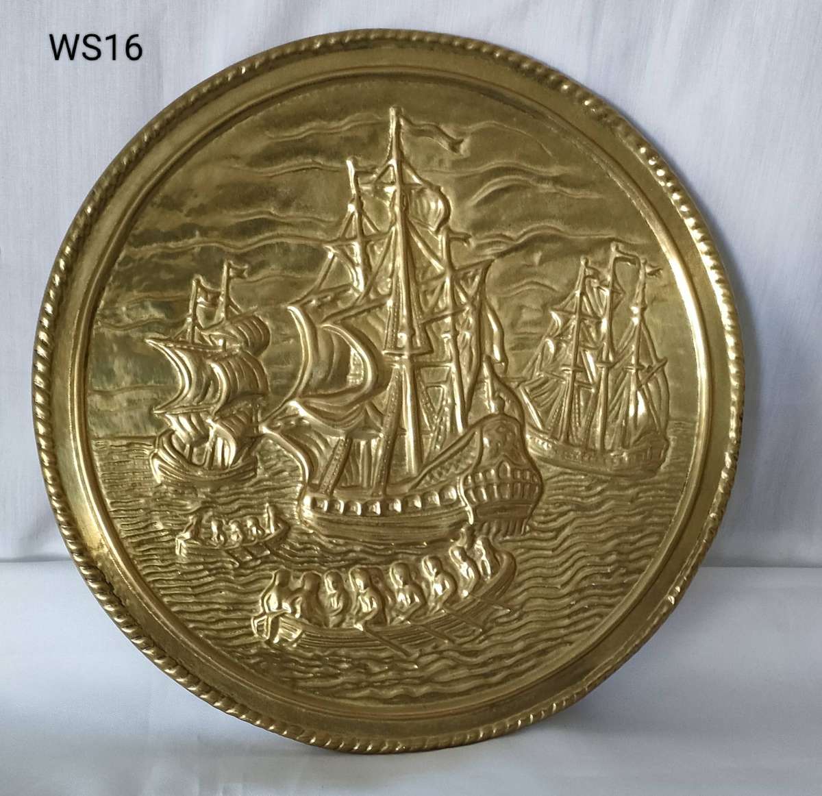 Vintage brass oval wall plate in superb condition -300 mm diameter- gorgeous model of ship