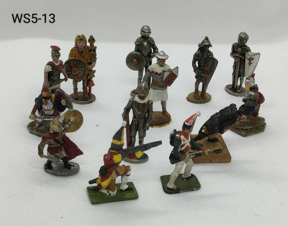Gorgeous set of 13 small lead soldiers - top condition - lot 5 of 6