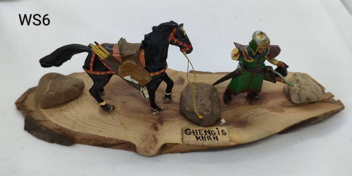 Gorgeous lead soldiers on lovely wooden stands - lot 6 of 6 - 1950 history of artist under stands.