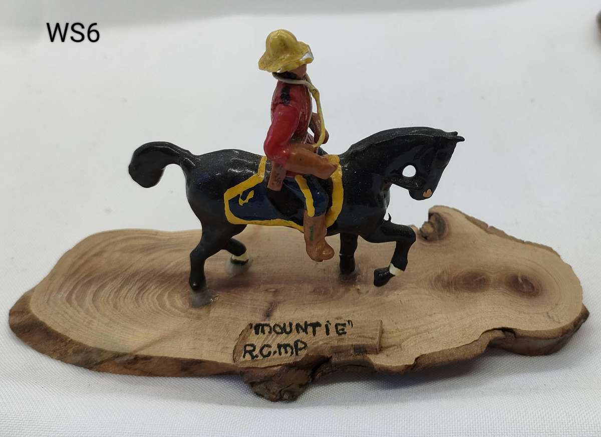 Gorgeous lead soldiers on lovely wooden stands - lot 6 of 6 - 1950 history of artist under stands.