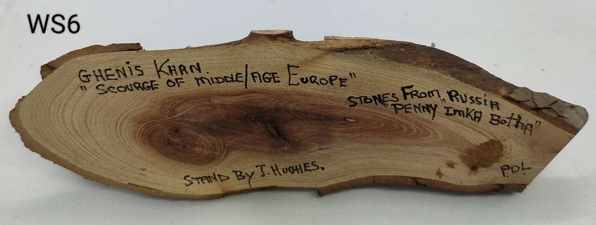 Gorgeous lead soldiers on lovely wooden stands - lot 6 of 6 - 1950 history of artist under stands.