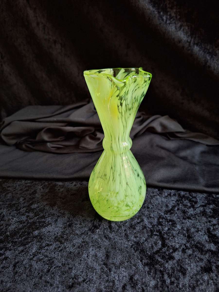 Beautiful Vintage Hand Blown Glass Vase.