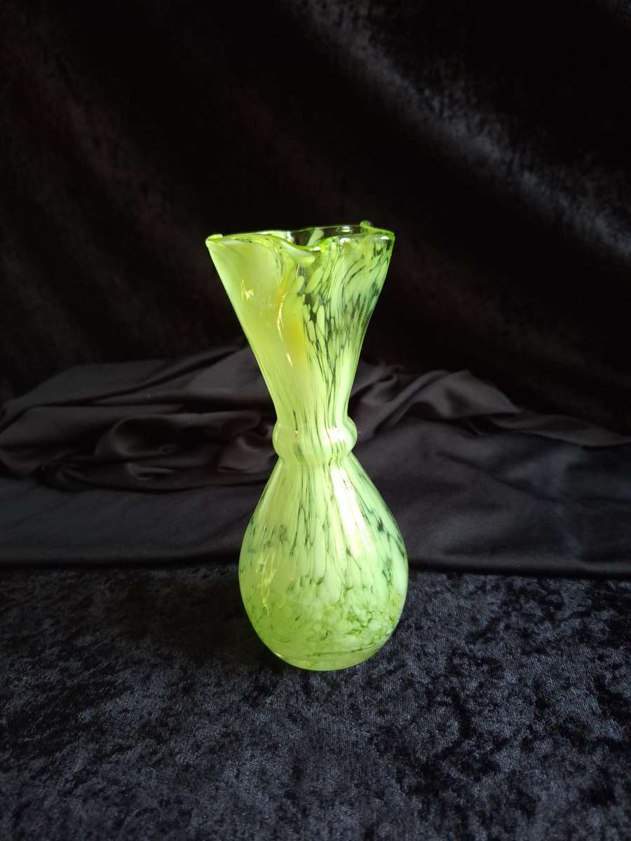 Beautiful Vintage Hand Blown Glass Vase.