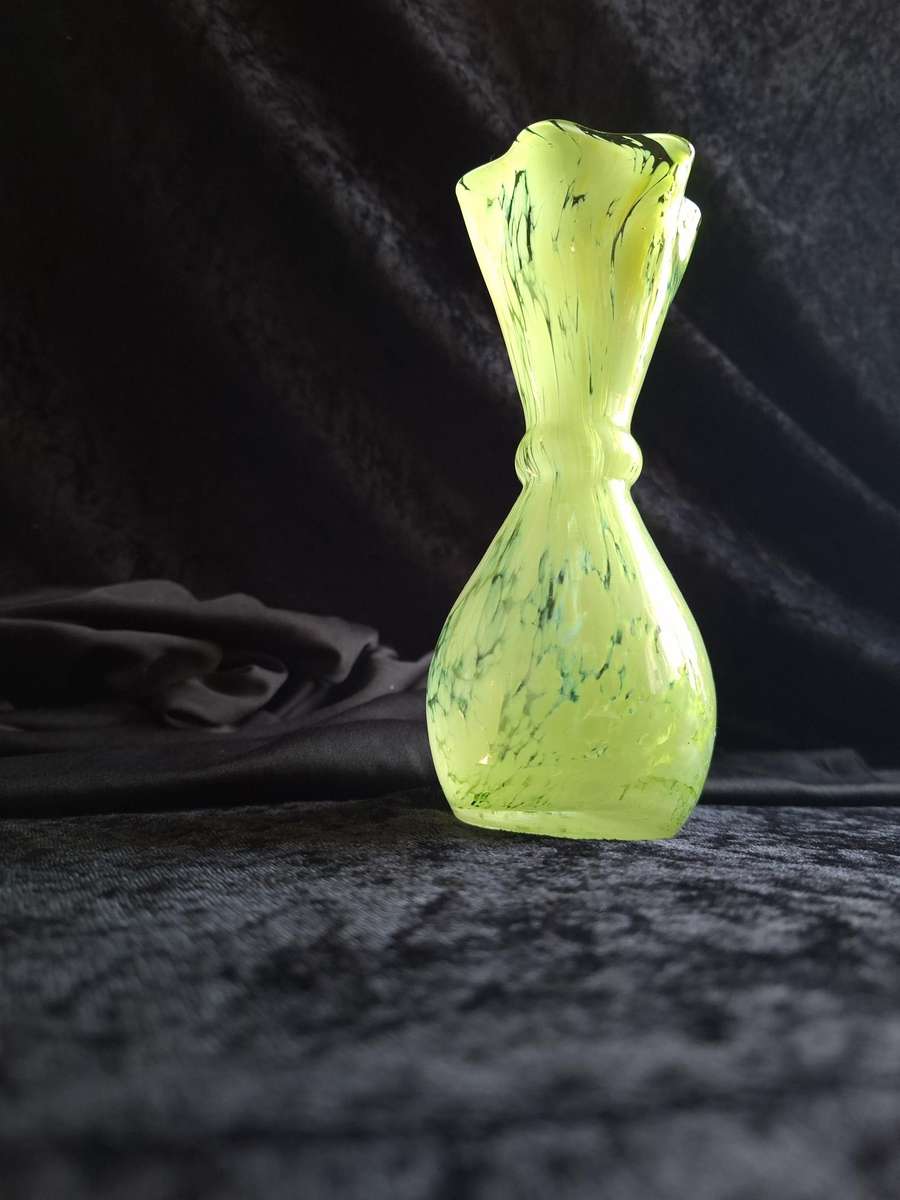 Beautiful Vintage Hand Blown Glass Vase.