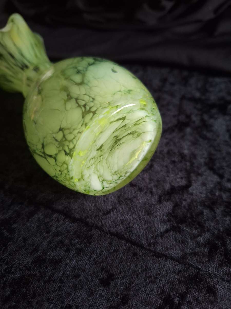 Beautiful Vintage Hand Blown Glass Vase.