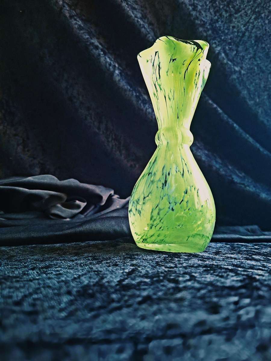Beautiful Vintage Hand Blown Glass Vase.