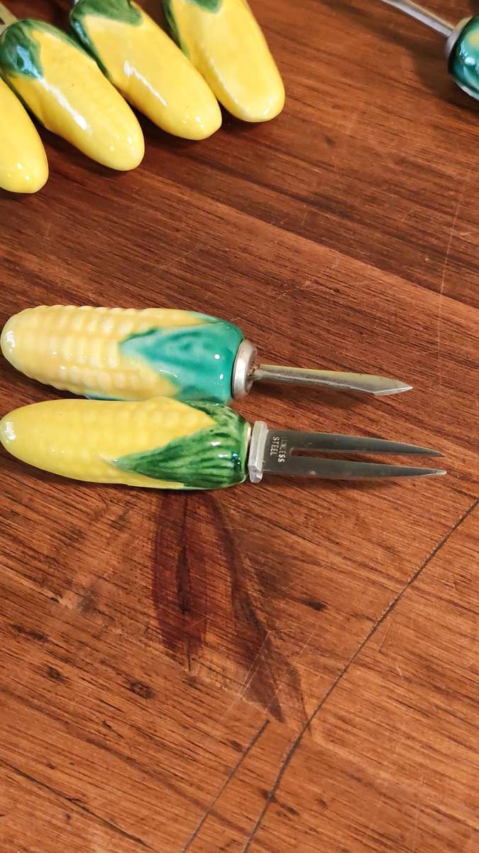 Beautiful Vintage Ceramic Corn on the Cob Serving Set.