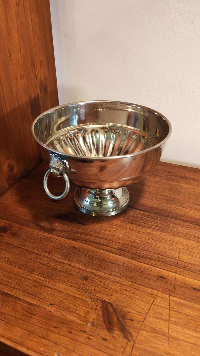 Stunning Vintage Champagne Vasque / Ice Bucket with Lion Head Handles.