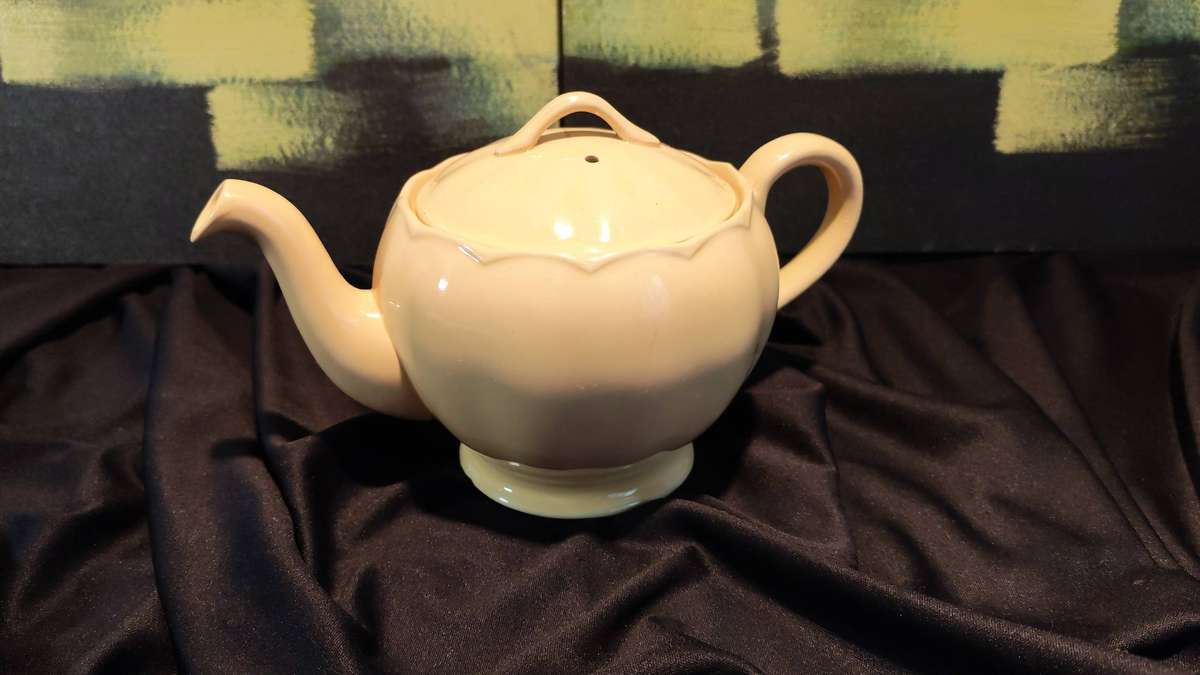 Beautiful Vintage 1940's Grindley Laburnum Petal Teapot.