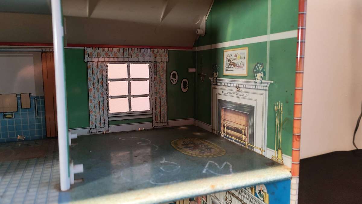 Rare Vintage 1970's Marx Toys Tin Dollhouse.