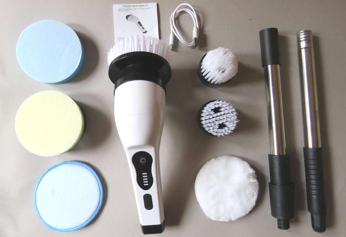 ELECTRIC, RECHARGEABLE  SCRUBBING BRUSH WITH INTERCHANGEABLE BRUSHES AND PADS - BRAND NEW