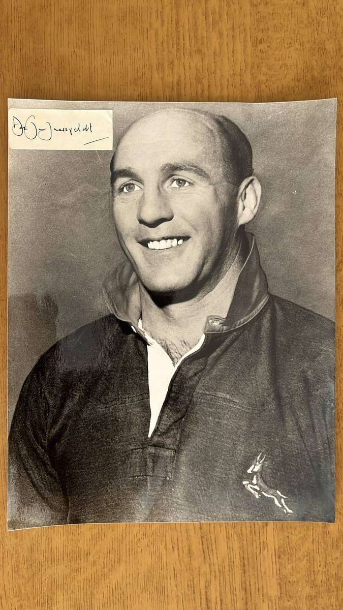 Des van Jaarsveldt Signed Original Photo & 2006 Signed Captains Table Programme, details below