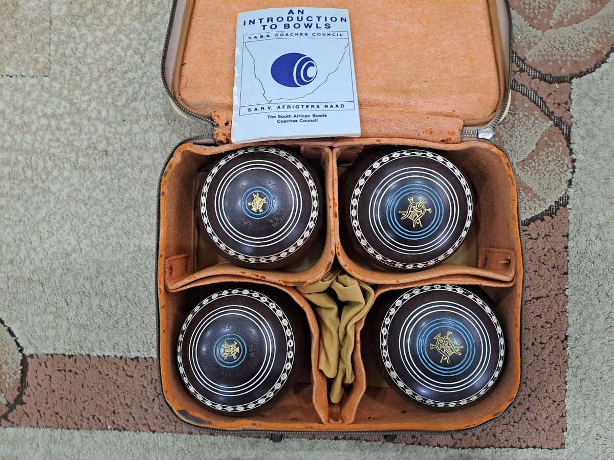 Hemselite Lawn Bowls Ball Set, of 4