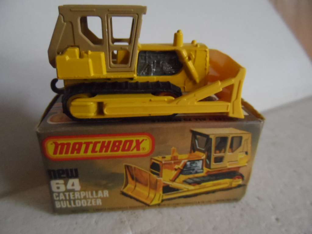Caterpillar Bulldozer Matchbox 75 Superfast #64 Rubber soft tracks MINT with Box