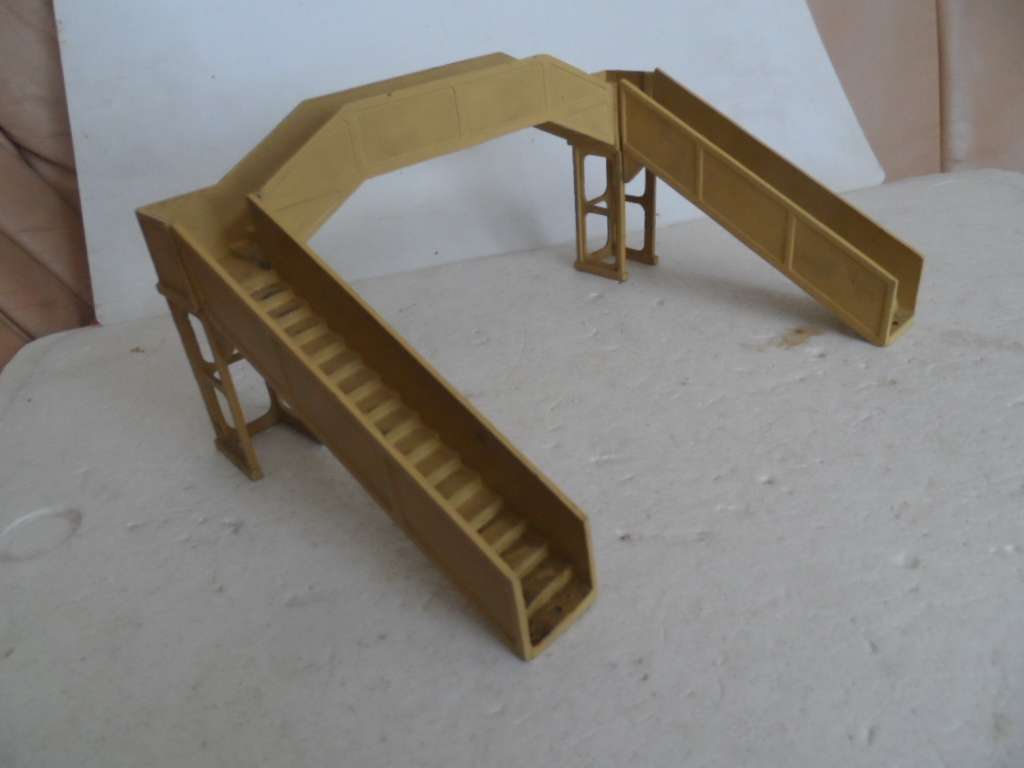 HORN DUBLO DIECAST FOOT BRIDGE HO- UNBOXED