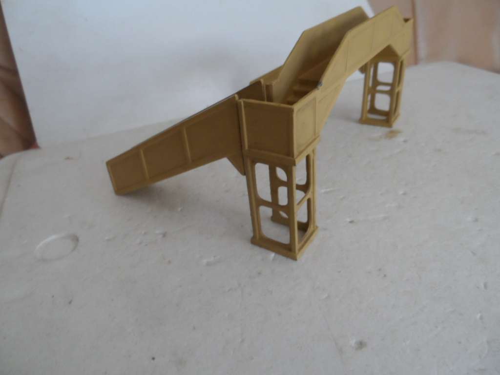 HORN DUBLO DIECAST FOOT BRIDGE HO- UNBOXED