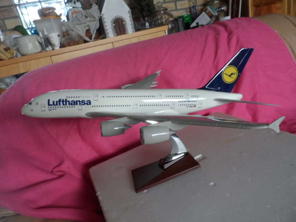 AIRBUS A380-800 LUFTHANSA DIECAST TABLE TOP MODEL