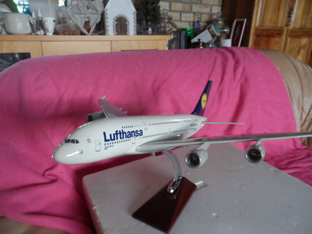 AIRBUS A380-800 LUFTHANSA DIECAST TABLE TOP MODEL