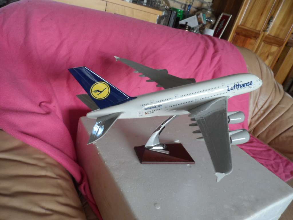 AIRBUS A380-800 LUFTHANSA DIECAST TABLE TOP MODEL